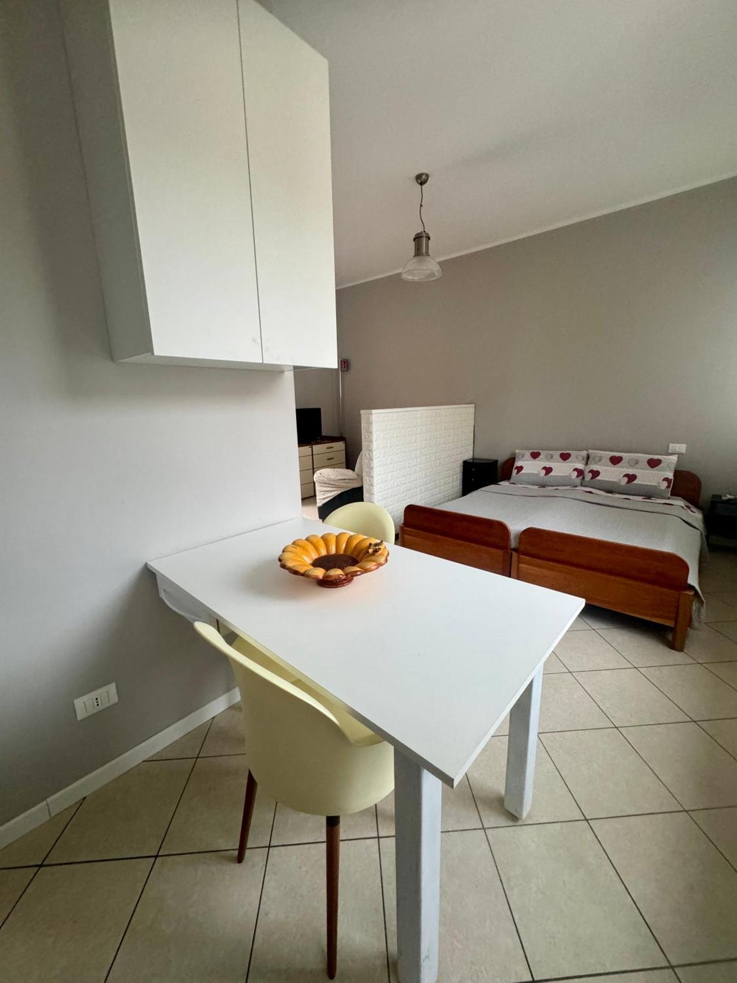 Casa Tito - Accogliente Monolocale A Due Passi Dalla Stazione Cesano Maderno Bagian luar foto